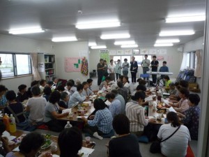 大勢で賑わうお茶っこ飲み会